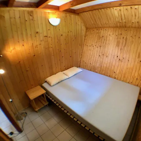 Dans Le Parc D'un Manoir Du Xixeme Chalet