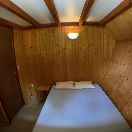 Dans Le Parc D'un Manoir Du Xixeme Chalet