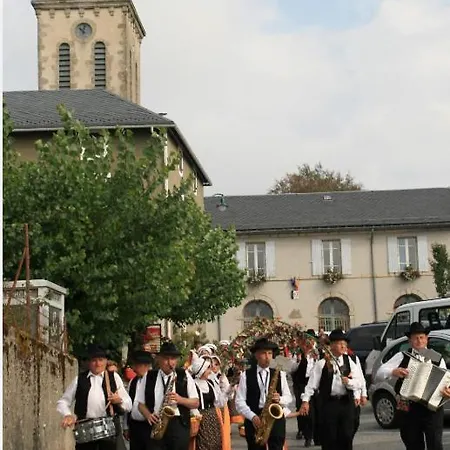Dans Le Parc D'un Manoir Du Xixeme Dağ evi *
