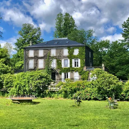 Dans Le Parc D'un Manoir Du Xixeme Chalet