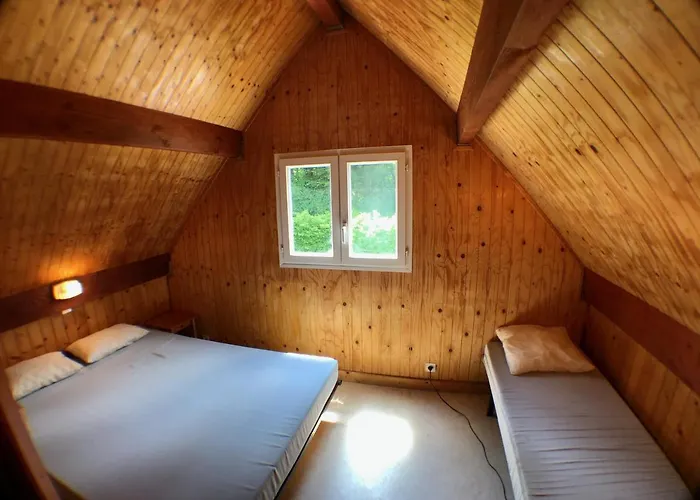 Chalet Dans Le Parc D'un Manoir Du Xixeme