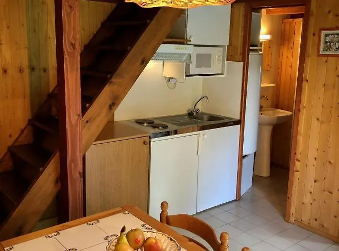 Dans Le Parc D'un Manoir Du Xixeme Chalet *