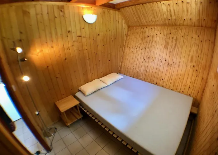 Dans Le Parc D'un Manoir Du Xixeme Chalet