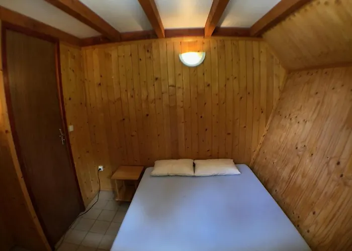 Dans Le Parc D'un Manoir Du Xixeme Chalet